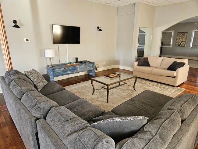 Building Photo - 301 Broadway