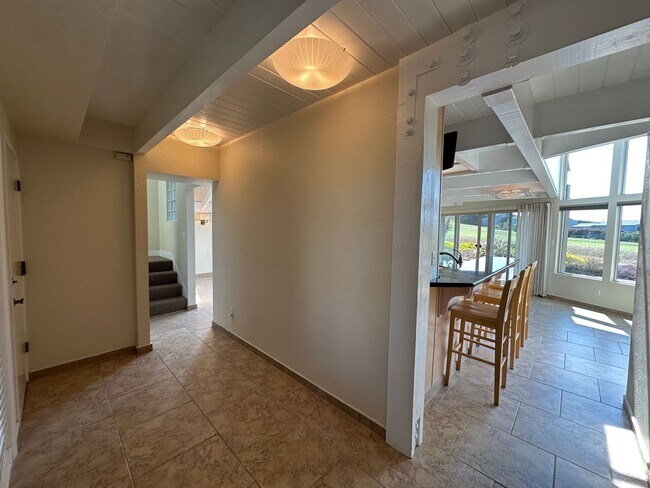 Building Photo - Stunning Home with Breathtaking Golf Cours...