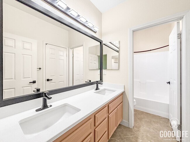 Building Photo - Stunning 3BD/2.5BA Townhouse in Eastlake W...