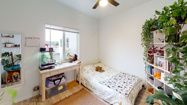 Building Photo - Private turfed yard!