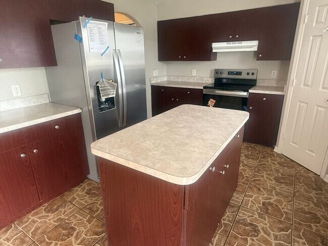 Building Photo - LARGE Single family home in Poinciana
