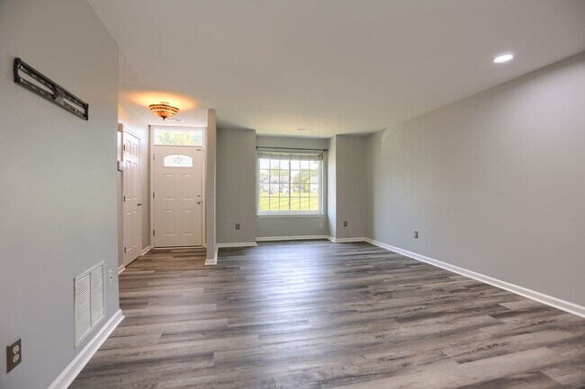 Building Photo - 618 Milford Ct