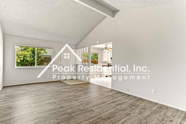 Building Photo - Wonderful Orangevale 2bd/1ba Duplex with 1...
