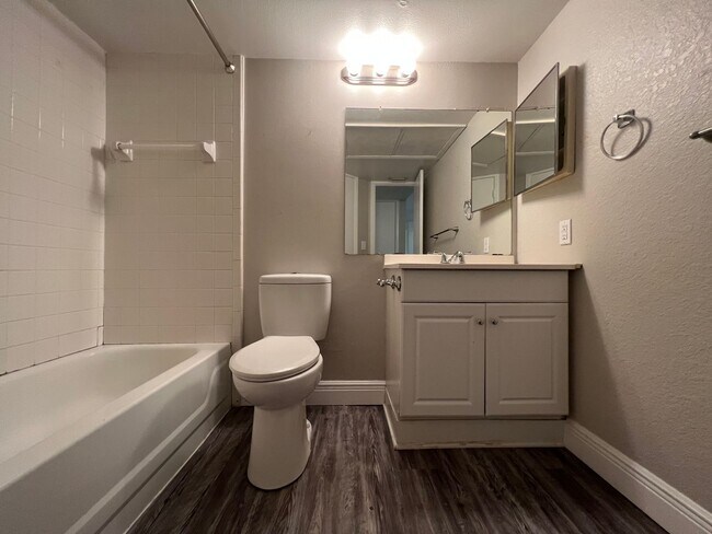 Building Photo - 2/1 Condo in Gated Lakefront Altamonte Com...