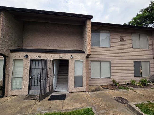 Building Photo - Large Two bedrooms with a cover patio