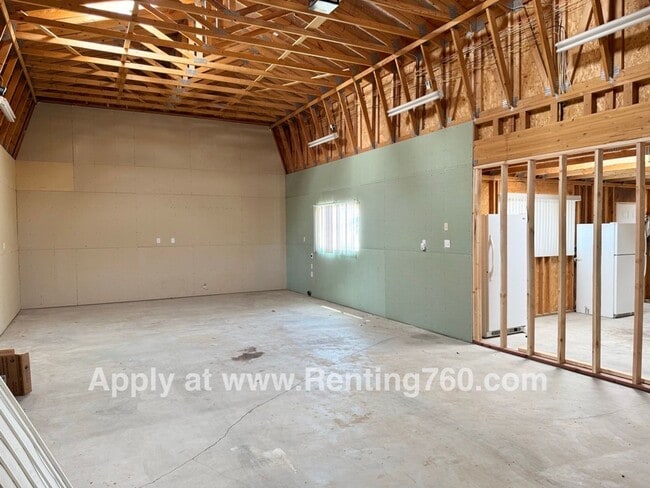 Building Photo - Huge Home with Solar Panels & Tons of Space!