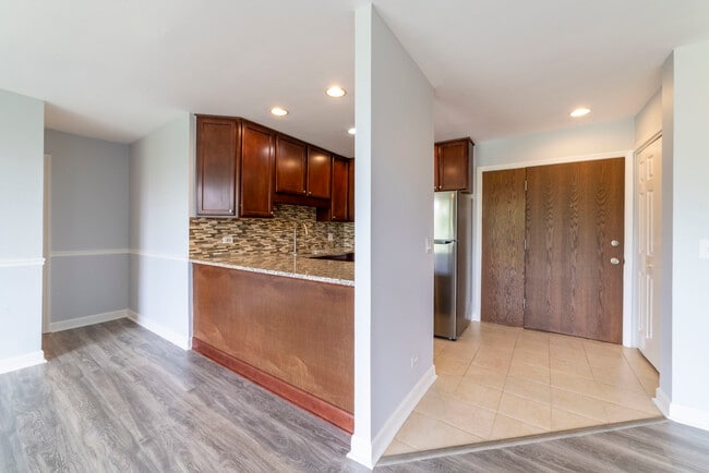 Building Photo - 6020 Oakwood Dr