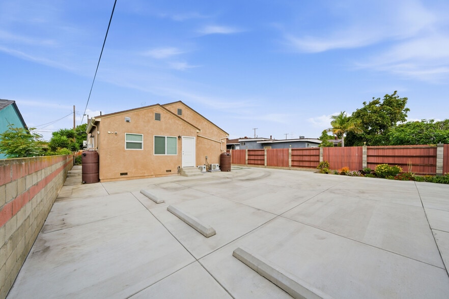 Building Photo - 16306 S Denver Ave