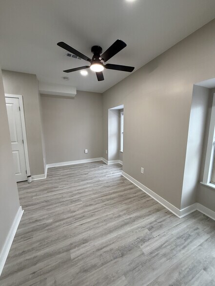 Building Photo - 204 S 41st St