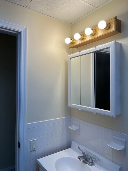 bathrm 2nd - 263 West Rittenhouse Street