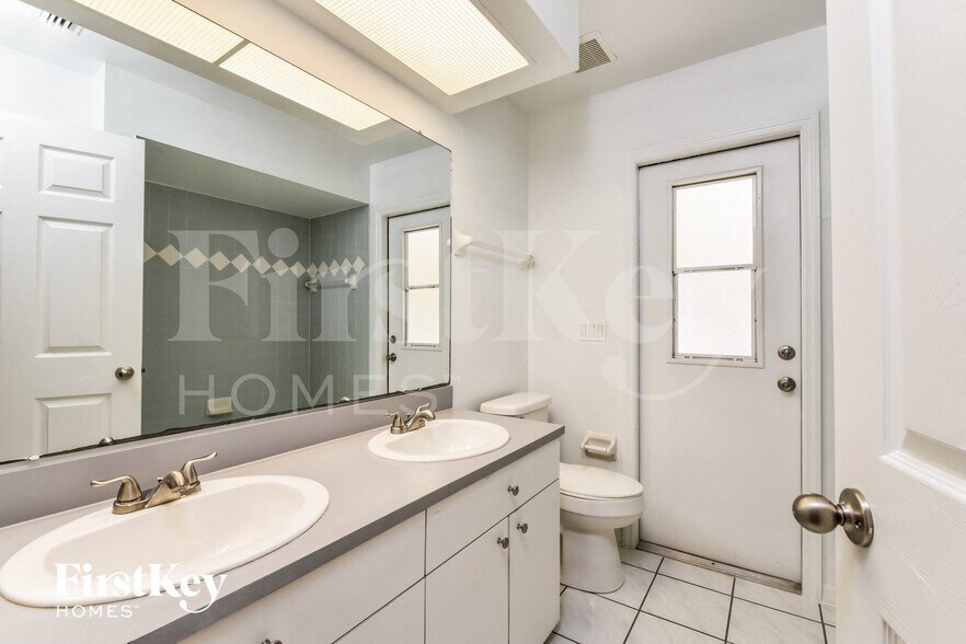 Building Photo - 633 SW 9th Ave