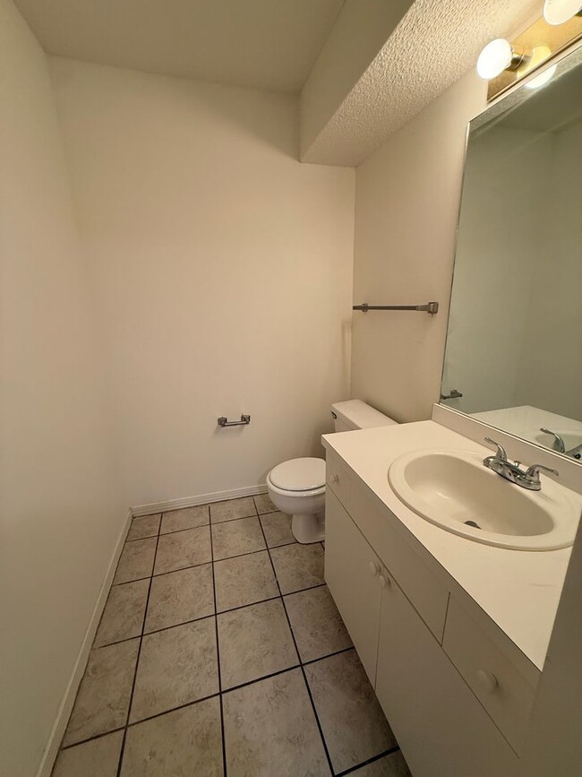 Building Photo - New Listing!