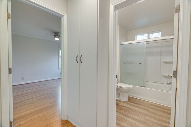 Building Photo - 1937 NE Dekum St