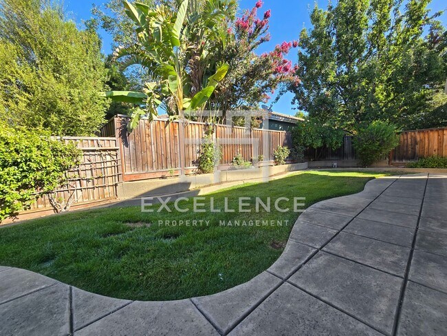 Building Photo - 3/2.5 Home + Office with 2219SF of Beautif...