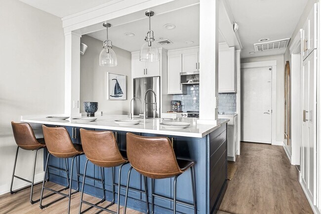 Building Photo - 300 Commercial St