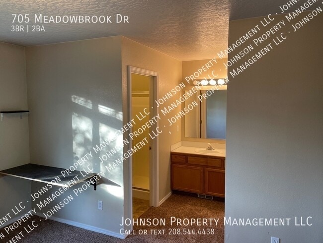 Building Photo - 705 Meadowbrook Dr