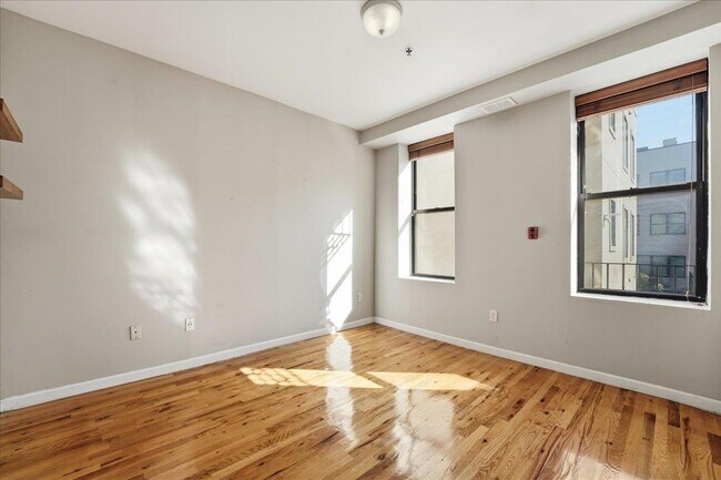 Building Photo - 129 Willow Ave