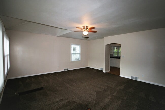 Building Photo - 2 BR home in West Davenport