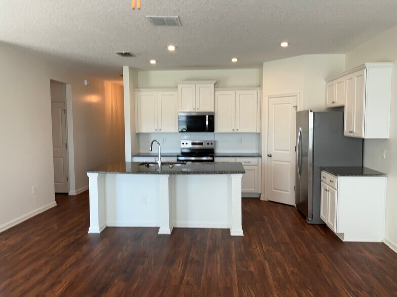 Building Photo - 8116 Golden Bamboo Dr