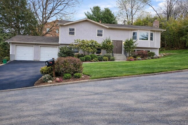 Building Photo - 5 Suzie Dr