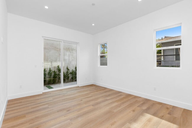 Building Photo - 603 N Harvard Blvd