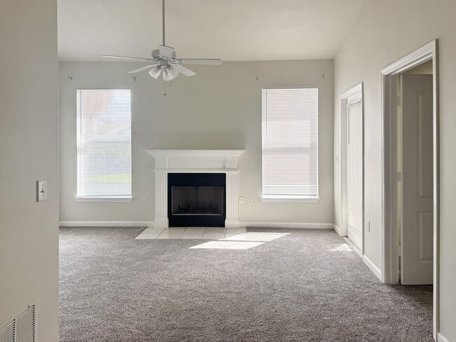 Building Photo - LOWEST PRICE!! 2/2 at The Villas Condominiums AVAILALBE NOW!
