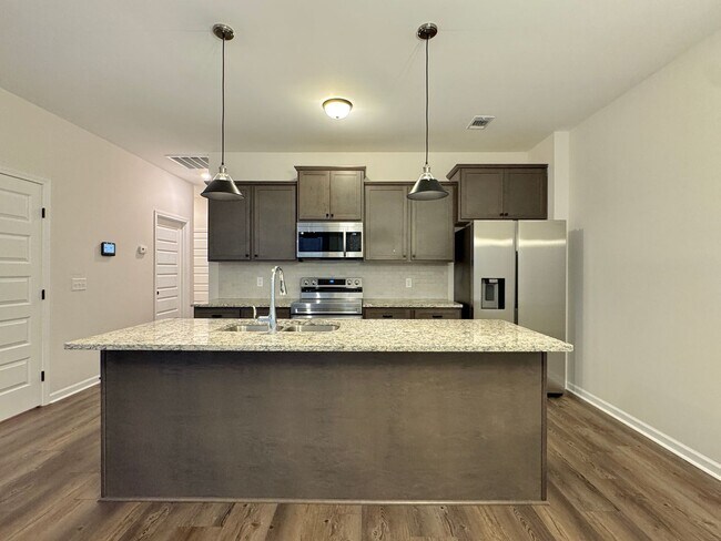 Building Photo - AVAILABLE NOW! (Pet Friendly)