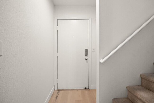 Building Photo - Stylish Lake Oswego 1 Bedroom Condo with Loft — Walk to Shops & Parks