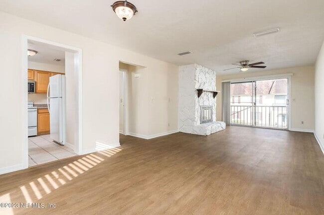 Building Photo - Live in Southbrook