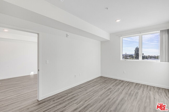 Building Photo - 3567 Chesapeake Ave