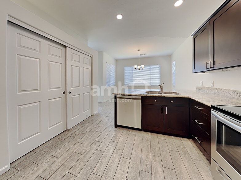 Building Photo - 8745 E Lindner Ave