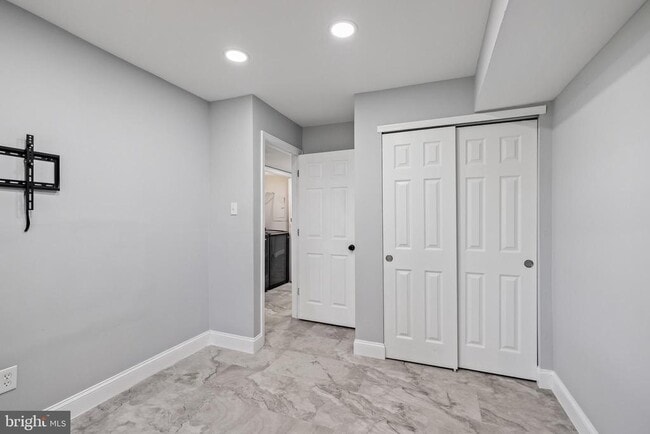 Building Photo - 26 Knoll Dr