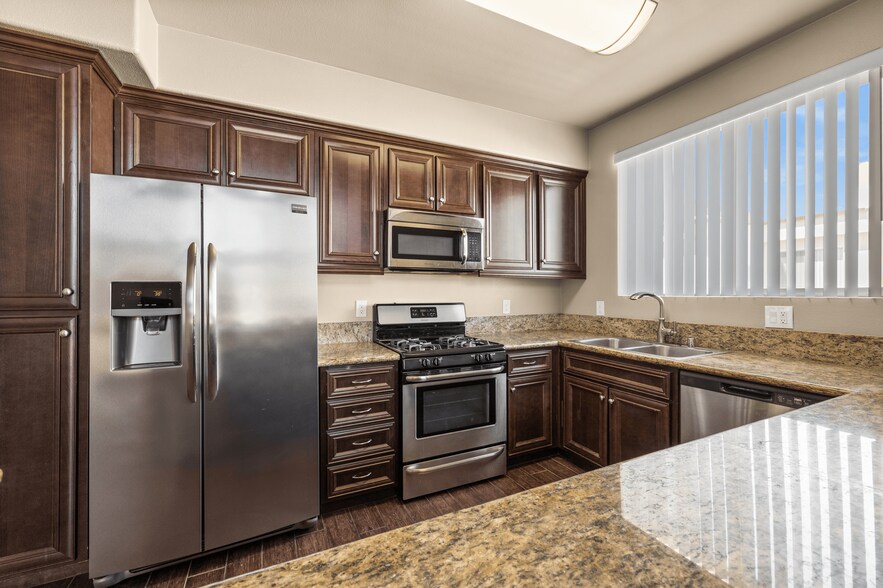 Primary Photo - Le Blanc Apartments