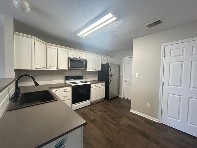 Building Photo - 568 Wellington Gardens Dr