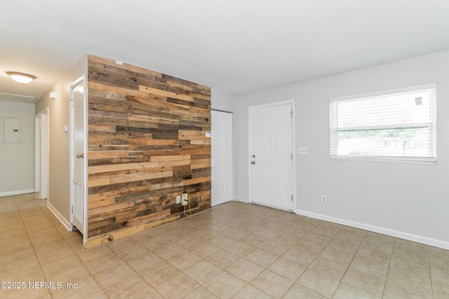 Building Photo - 2378 Lourdes Dr W