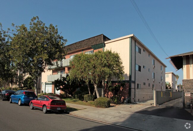 Primary Photo - Raymond Manor