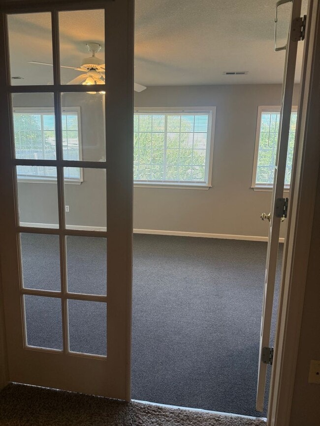 Building Photo - 1309 W London Dr