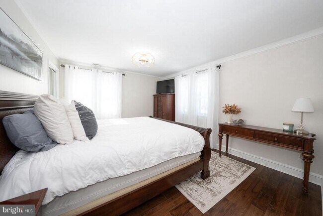 Building Photo - 227 E Hathaway Ln