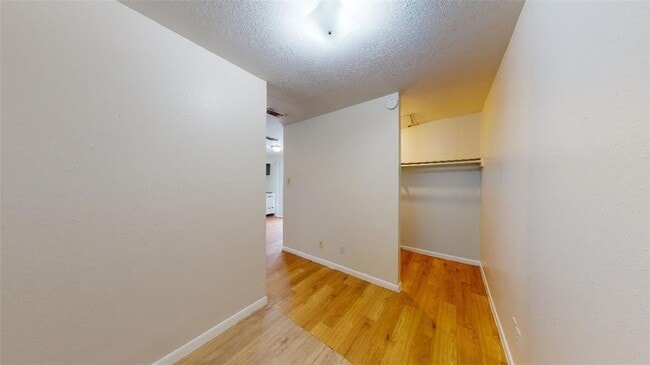 Building Photo - 725 Peppertree Dr