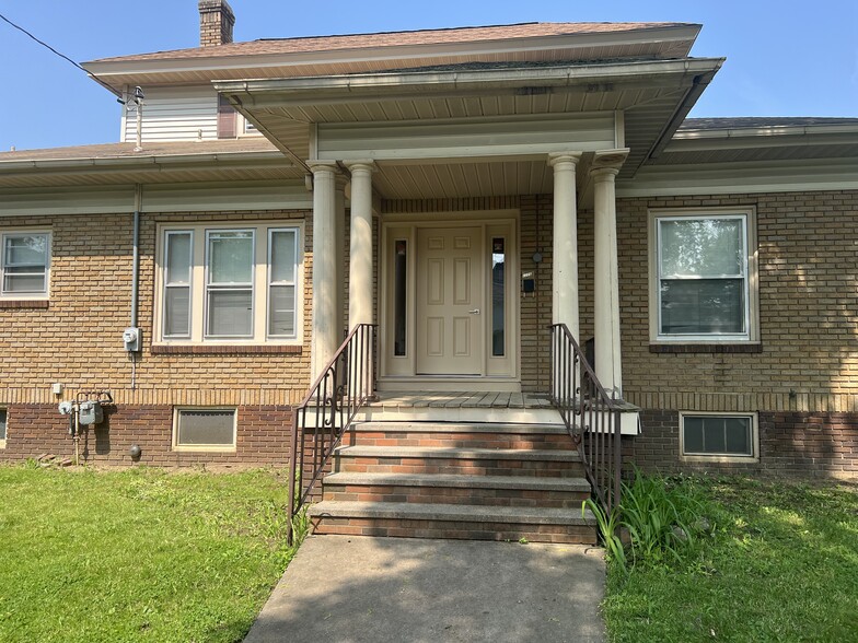 Primary Photo - 2226 Sunset Ave