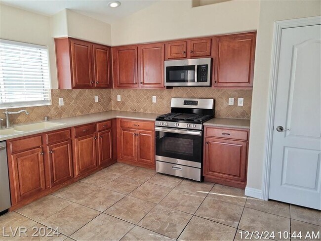 Building Photo - SILVERADO RANCH SINGLE STORY PATIO HOME IN...