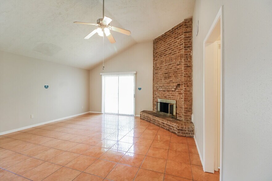 Building Photo - 15230 Loma Paseo Dr
