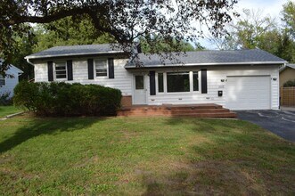 Building Photo - 1110 S Shore Dr