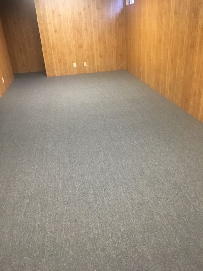 Building Photo - Last minute screaming deal for CU students...