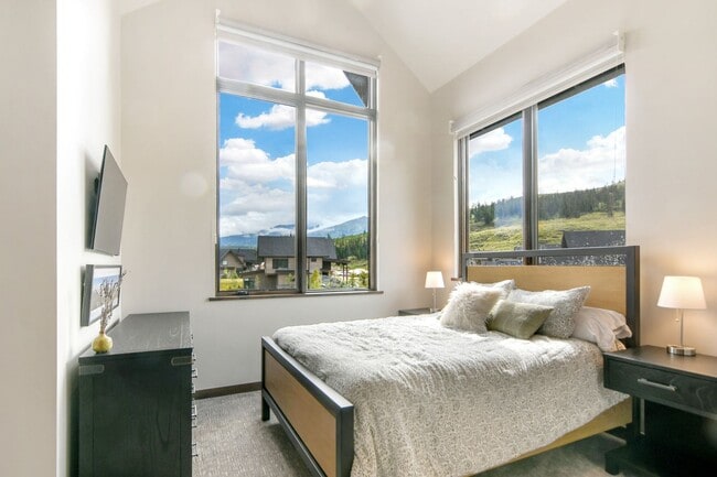 Building Photo - Luxury ski season rental is an entertainer...