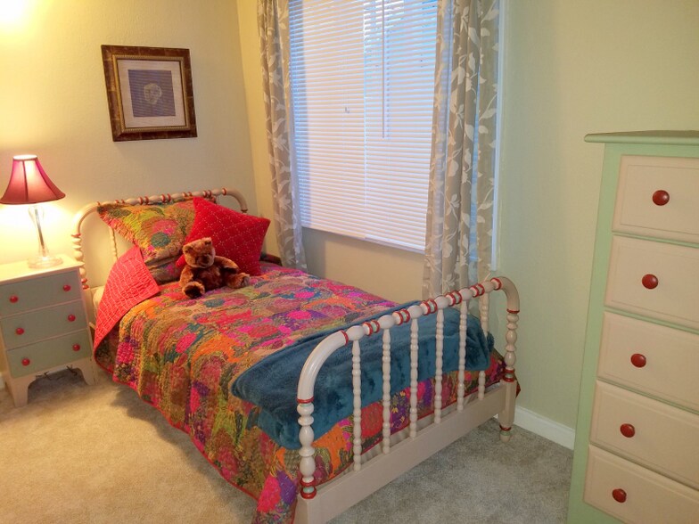 Building Photo - 1317 E 1st St