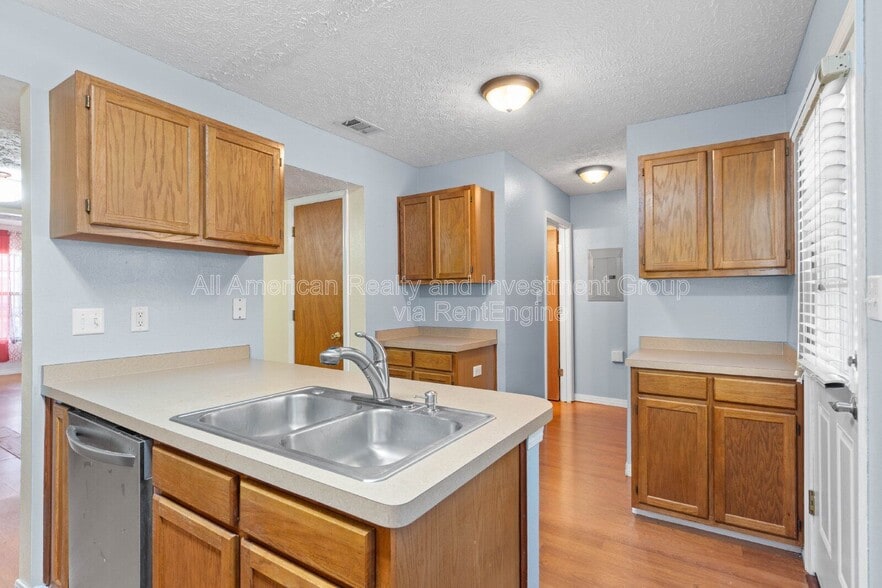 Building Photo - 1815 Pointed Leaf Ln