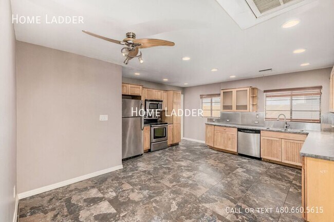 Building Photo - 1338 W Culver St