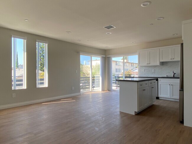 Building Photo - 5542 Romaine St