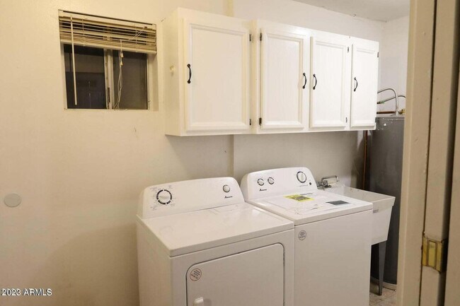 Building Photo - 557 S Sunwood Cir